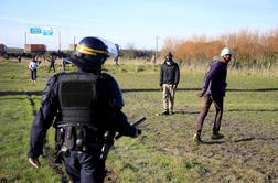 Po incidentu z migranti v Calaisu pozivi za vojsko v pristanišču
