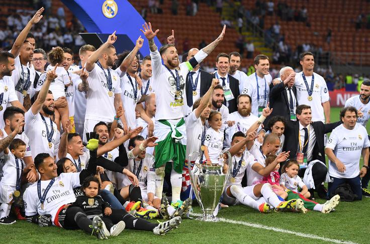Atletico je 28. maja 2016 tretjič nastopil v velikem evropskem finalu in še tretjič ostal brez zmage. S tem je postal prvi klub, ki je doživel takšno usodo v najmočnejšem evropskem tekmovanju. Vselej je ostal brez lovorike po stresni, razburljivi tekmi. Leta 1974 je izgubil z Bayernom. V finalu v Bruslju je vodil do 120. minute, nato so Bavarci izenačili na 1:1. Ker se takrat še niso izvajale 11-metrovke, sta se kluba pomerila še enkrat, dva dni pozneje je Bayern zmagal kar s 4:0. Leta 2014 je Atletico v finalu v Lizboni vodil proti Realu z 1:0 vse do tretje minute sodnikovega podaljška, ko je izenačil Sergio Ramos, nato so beli baletniki v podaljšku ''povozili'' mestnega tekmeca in zmagali s 4:1. Zadnji gol je dosegel prav Ronaldo. | Foto: Guliverimage