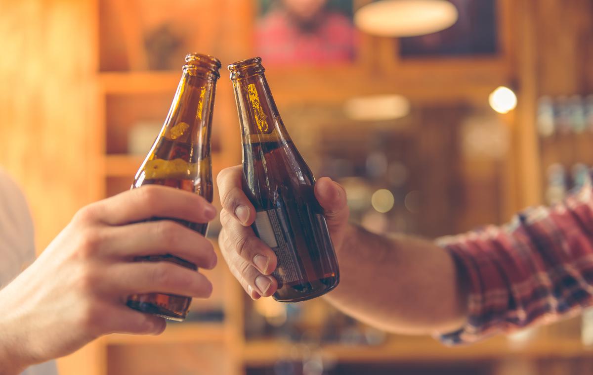 Pivo, nazdravljanje, hmelj, alkohol, steklenici piva | 23-letnik trdi, da se zaradi pijače ničesar ne spomni. | Foto Shutterstock