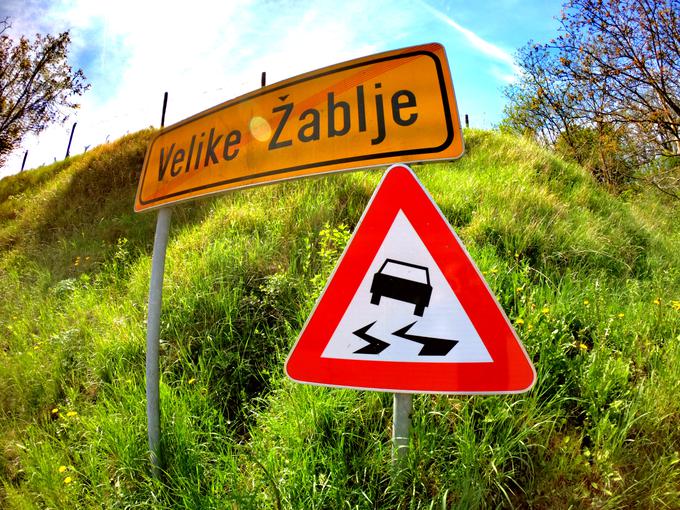 Že prometni znak ob koncu vasi pove vse. Od tu naprej sledi drseč asfalt. | Foto: Gregor Pavšič