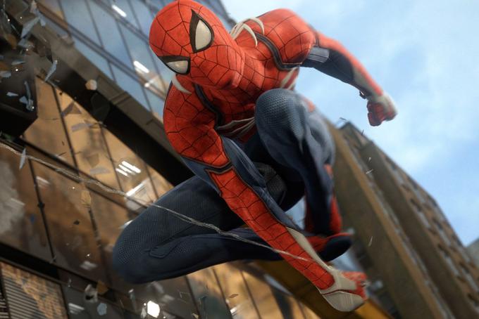 Spider-Man z letnico 2017 je videti kot z naskokom najboljša igra o stripovskem superjunaku do zdaj. Igralec, ki bo prevzel nadzor nad človekom pajkom, se bo lahko prosto potikal po zelo podrobno poustvarjenem New Yorku in med misijami iz težav reševal naključne mimoidoče. S "potikal" seveda mislimo, da bo plezal po stenah nebotičnikov in se med njimi kot za šalo gugal s pomočjo svoje mreže. | Foto: SONY