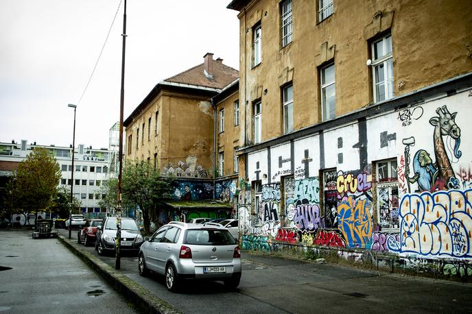 Metelkova ulica 6 | Moška sta obsojena, da sta 1. novembra 2023 ob pol sedmih zjutraj na Metelkovi ulici v Ljubljani pristopila do žrtve in jo na silo odvlekla na bližnjo zelenico, kjer jo je eden posilil, drugi pa je stražil. | Foto Ana Kovač