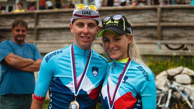 Tadej Pogačar in Urška Žigart prispela v Kigali #video