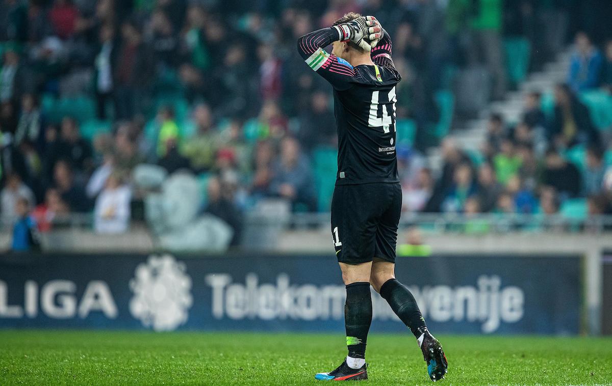 Olimpija, Maribor, derbi | Nejc Vidmar se je po prejetem tretjem zadetku, pri katerem je imel prste vmes, upravičeno lahko držal za glavo. | Foto Grega Valančič/Sportida