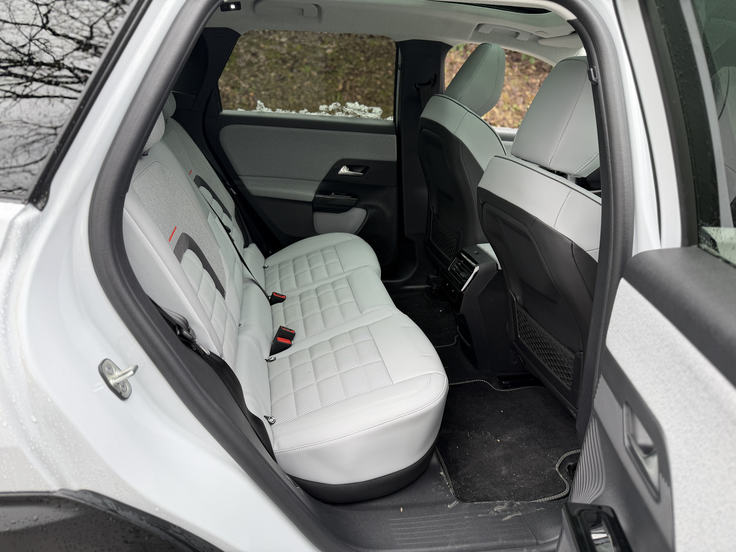 Zadnja stranska vrata imajo dovolj širok kot odpiranja. | Foto: Gregor Pavšič