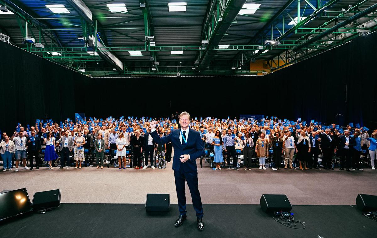 Kongres GS | "V svetu, ki je poln izzivov in negotovosti, smo prav v Sloveniji dokazali, da lahko z dialogom, vključevanjem različnih mnenj, znanjem, odločnostjo in sočutjem ustvarjamo močno skupnost, ki je pravičnejša, bolj inovativna in odporna na preizkušnje sodobnega časa," je v svojem govoru poudaril predsednik vlade Robert Golob.  | Foto Gibanje Svoboda/Facebook