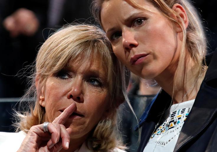 Tiphaine (desno) je bila stara manj kot deset let, ko sta njena mama in Emmanuel Macron postala par. | Foto: Reuters