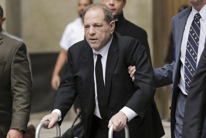 Harveyja Weinsteina po razveljavitvi obsodbe zaradi posilstva odpeljali v bolnišnico