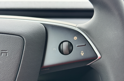 Grok prihaja v Teslina vozila, a Slovenija ostaja zunaj prvega vala