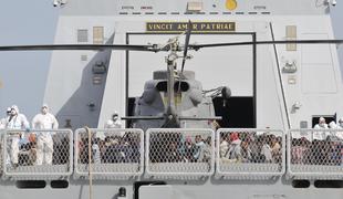 Italijanska mornarica našla ladjo, na kateri je umrlo 700 migrantov