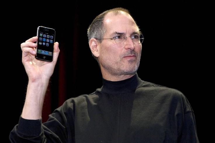 Grožnjo bi zagotovo tudi uresničil – Steve Jobs je bil briljanten vizionar, a naporen, zahteven, neodpustljiv šef. | Foto: AP / Guliverimage