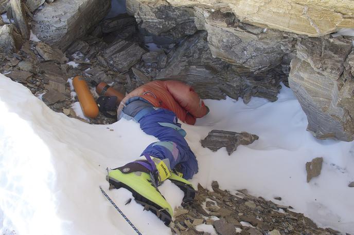 Green Boots | Truplo alpinista je tri desetletja ležalo na približno 8.500 metrih nadmorske višine. Zaradi neonsko zelenih čevljev se ga je prijel vzdevek Green Boots oziroma "zeleni čevlji". | Foto Wikimedia Commons