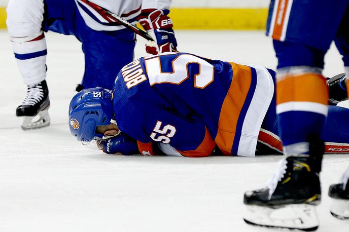 Johnny Boychuk | Johnny Boychuk je marca skupil težjo poškodbo, se nato septembra vrnil in zaigral v končnici lige NHL, konec novembra pa moral sprejeti težko odločitev in končati kariero. | Foto Reuters
