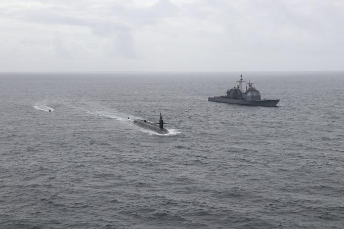 Ameriška jedrska podmornica USS Tennessee in križarka USS Normandy, ki v arzenalu nosi tudi vodene rakete.  | Foto: Mornarica ZDA