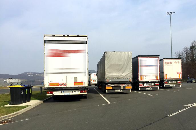 Tovornjak počivališče | Pred Karavankami je gneča, zato voznike usmerjajo nazaj proti Ljubljani. | Foto Gregor Pavšič