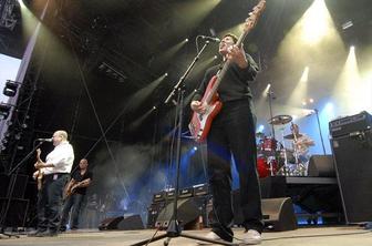 Kim Deal zapustila zasedbo Pixies