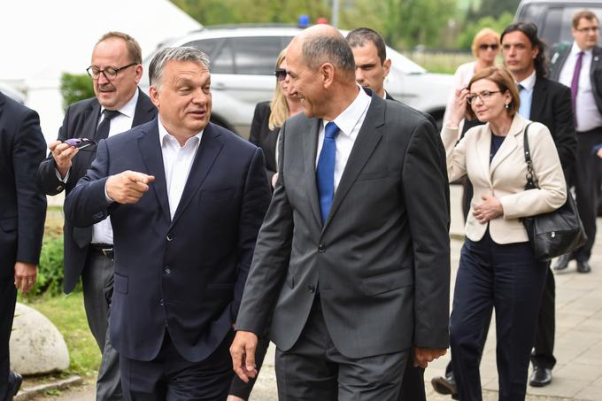 Janša je prepričan, da je Evropa izpostavljena nekaterim skupnim izzivom, pri čemer pa pri njihovem reševanju vidi pasivnost slovenske vlade. Z nereagiranjem na veliki migrantski val so naši oblastniki po njegovih besedah celo pomembno prispevali k napetostim in dezintegracijskim silnicam v Evropi. Ob tem je Madžarska "dokazala, da je schengensko mejo preprosto možno graditi", je dejal in se madžarskemu premierju Viktorju Orbanu zahvalil, saj je s tem, ko je Madžarska branila schengensko mejo, branila tudi Slovenijo. | Foto: STA ,