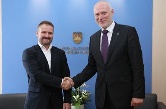 Varuha konkurence prijavili policiji, ker naj bi prepisoval na izpitu