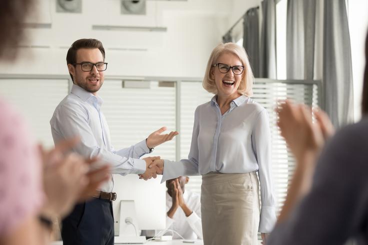 Številna podjetja umetno inteligenco sicer uporabljajo, vendar še niso razvila dovolj organizacijske zrelosti, da bi jo vključila v svojo dolgoročno strategijo.  | Foto: Shutterstock