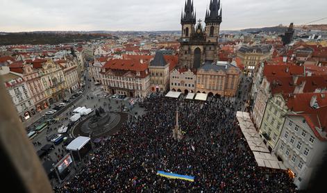 Na Češkem in Slovaškem ob obletnici žametne revolucije protesti #video