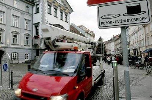 Na protestnem shodu pred Mestno hišo okoli sto Ljubljančanov