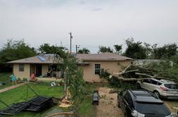 Število smrtnih žrtev tornadov in neurij v ZDA se je povzpelo na 23 #video