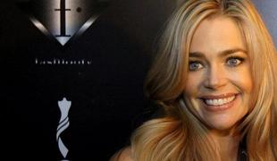 Denise Richards s čevlji za dobrodelne namene