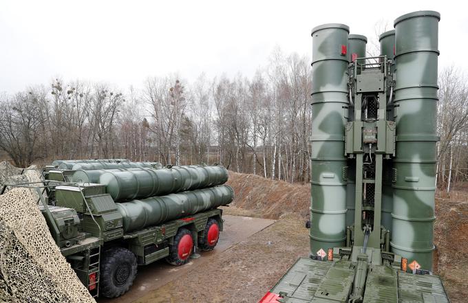 Strokovnjaki S-400 opisujejo kot enega najnaprednejših protizračnih sistemov. Namenjen je prestrezanju vojaških letal in raket. | Foto: Reuters