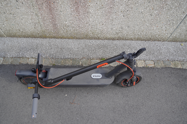 Električni skiro Xiaomi Electric Scooter 5 Max ni lahek, a način njegovega zlaganja v treh korakih veliko prispeva k njegovi priročnosti.
 | Foto: Srdjan Cvjetović