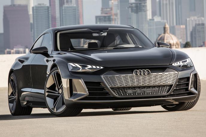 Audi e-tron GT | Koncept je dolg skoraj pet metrov (4,96 m), široka je slaba dva metra (1,96 m) in visok 1,38 metra. Medosna razdalja znaša 2,9 metra. | Foto Audi