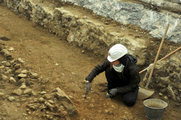 izkopavanja, arheologi | Na zahodnem delu trase so arheologi naleteli na resnično izjemno odkritje. Delavci so med kopanjem globoko pod današnjo morsko gladino našli več kot 2.000 let staro strugo reke Rižane. Reka namreč v preteklosti ni tekla po današnji strugi. (Fotografija je simbolična.) | Foto Tamino Petelinšek/STA