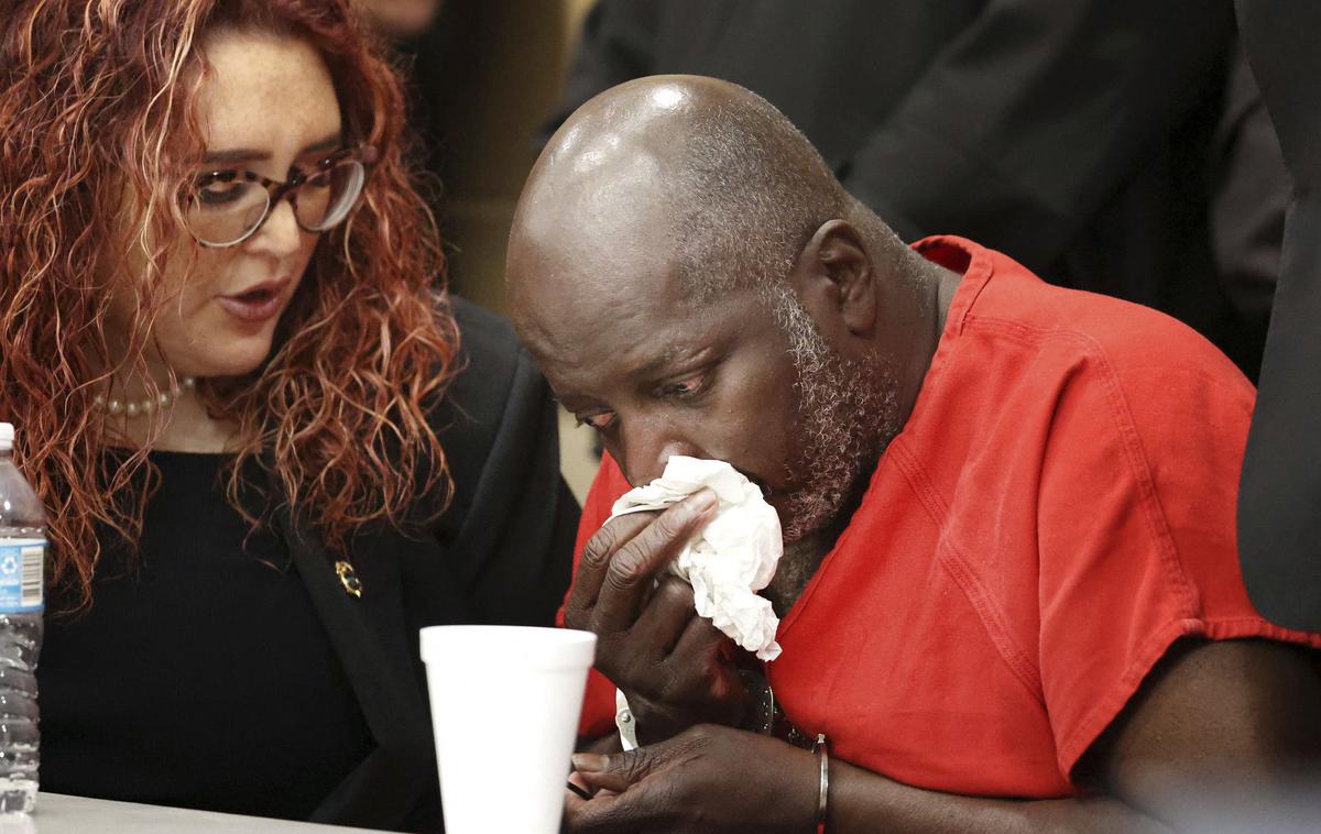 Sidney Holmes | Sidney Holmes v solzah, potem ko so ga na sodišču po skoraj 35 letih spoznali za nedolžnega. | Foto Reuters