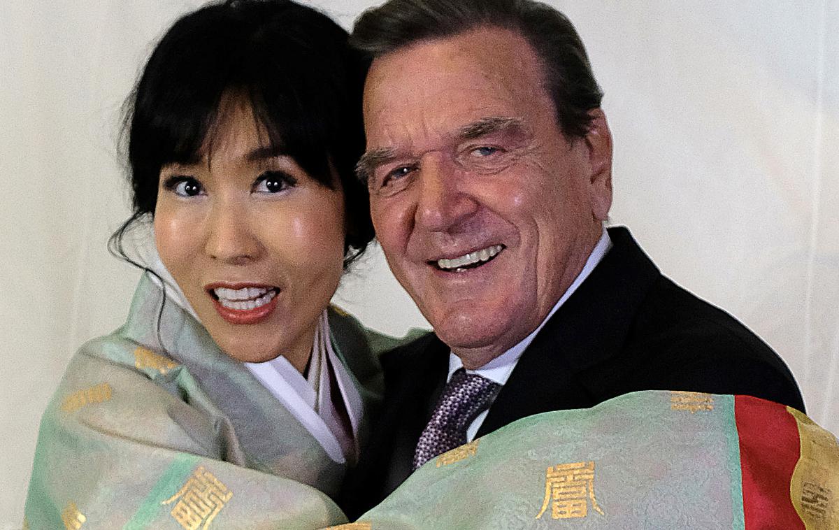 Gerhard Schröder | Gerhard Schröder se je s Soyeon Schröder-Kim, svojo peto ženo, poročil leta 2018. | Foto Reuters