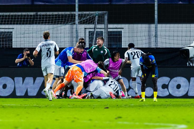Veselje Slovana ob zadetku Cristiana Martineza v podaljšku za vodstvo z 2:1 in napredovanje. | Foto: Nik Moder