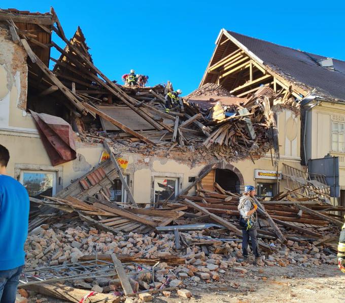 V potresih, ki jima je v naslednjih dneh in tednih sledilo še več sto popotresnih sunkov, je nastalo za 5,5 milijarde evrov gmotne škode. | Foto: Twitter - Voranc