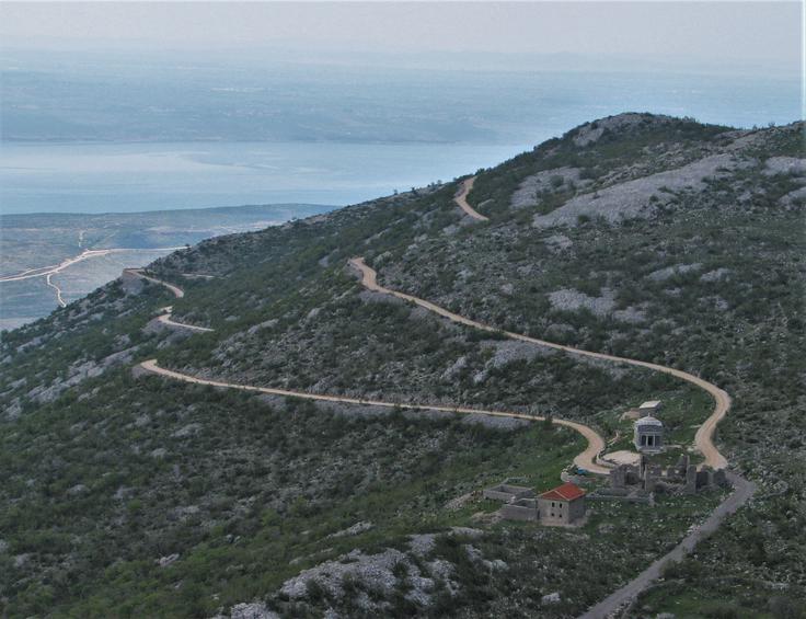 Prvih 6 in zadnjih 12 kilometrov ceste so uspeli pokvariti z asfaltom, osrednjih 20 pa je kot spomenik tehnične kuture ohranjenih v identičnem stanju. | Foto: Aleš Črnivec