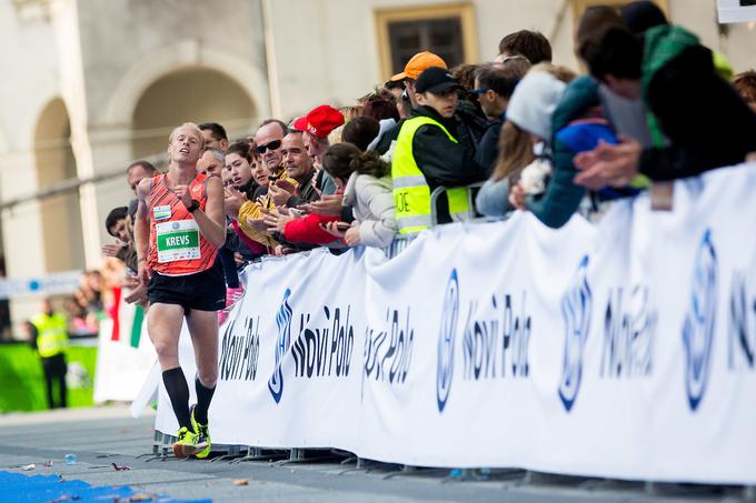 Mitja Krevs, novi državni prvak v maratonu, se bori s krči v zadnjih metrih ljubljanskega maratona. | Foto: Žiga Zupan/Sportida