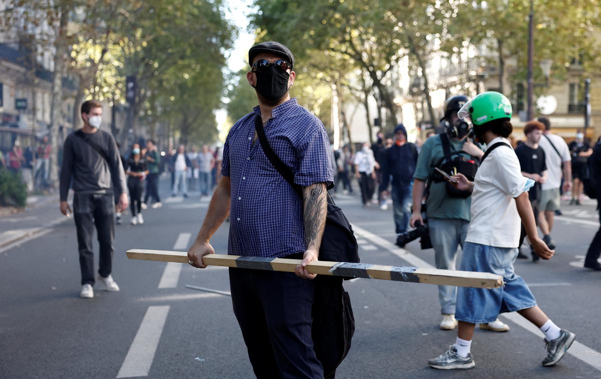 Pariz, protesti | Prejšnji teden je skrajna levica organizirala dan protestov pod sloganom Blokirajte vse, čemur so sledile obsežne sindikalne in strankarske demonstracije. Težave so se začele lani poleti, ko je Macron razpustil državni zbor. Novi parlament je razdeljen na tri tabore – sredinski, levi in ​​skrajno desni –, nobeden pa ne more delovati, ker sta druga dva bloka enotna v nasprotovanju. | Foto Reuters