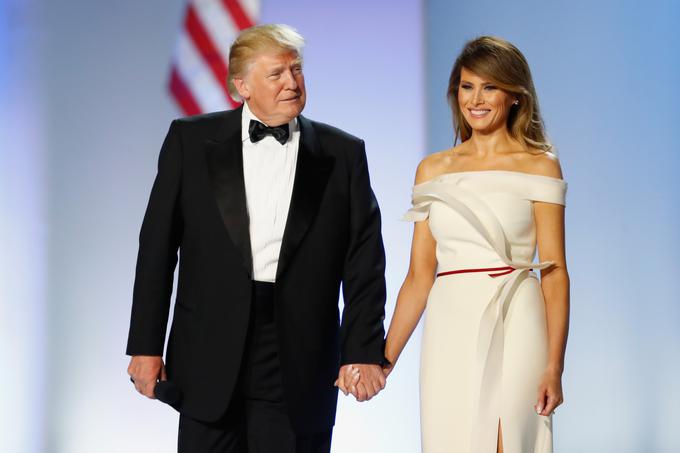 Trump je na plesu ponosno kazal svojo ženo, Slovenko Melanio. | Foto: Getty Images