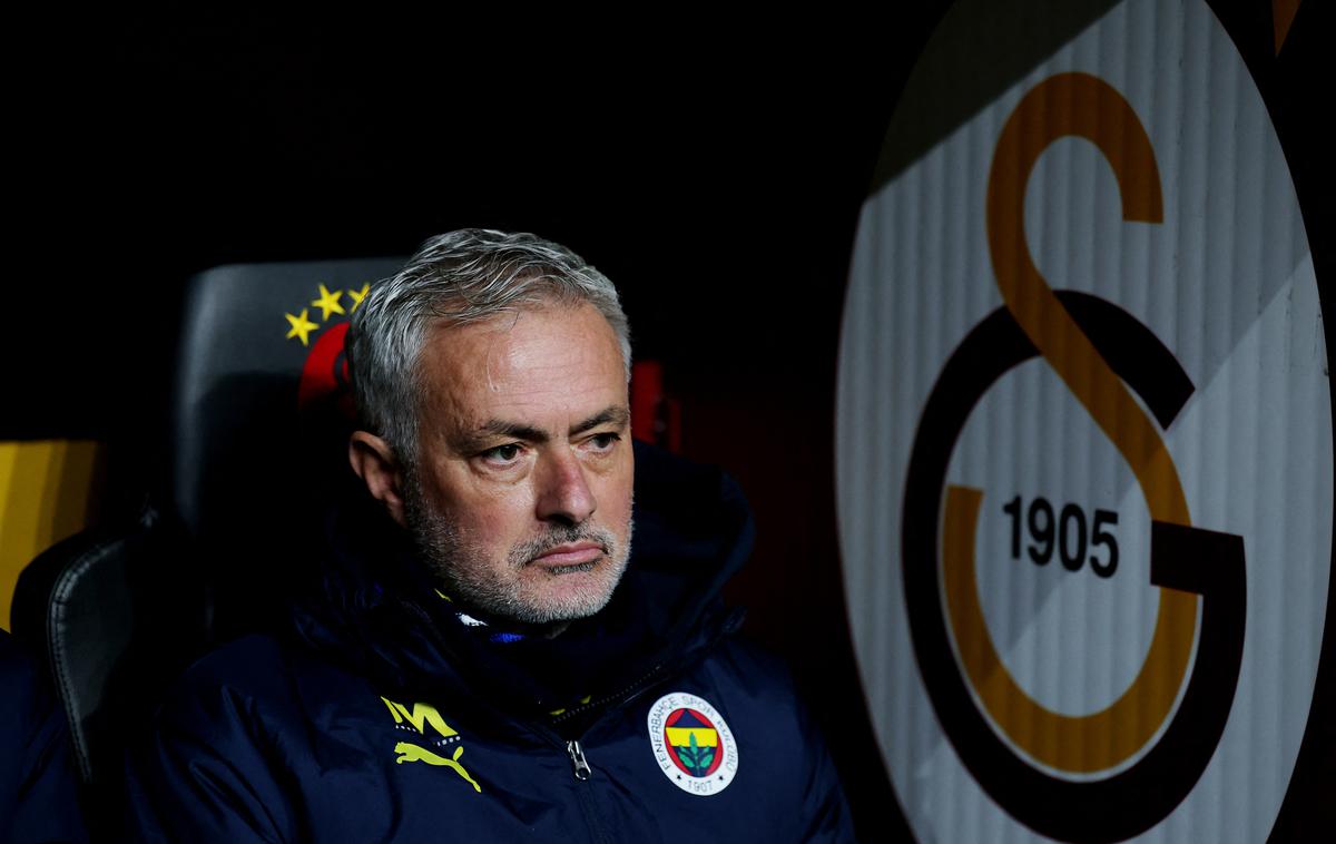 Jose Mourinho | Jose Mourinho ni več trener slovitega turškega kluba, pri katerem je v preteklosti nastopal tudi Miha Zajc.  | Foto Reuters