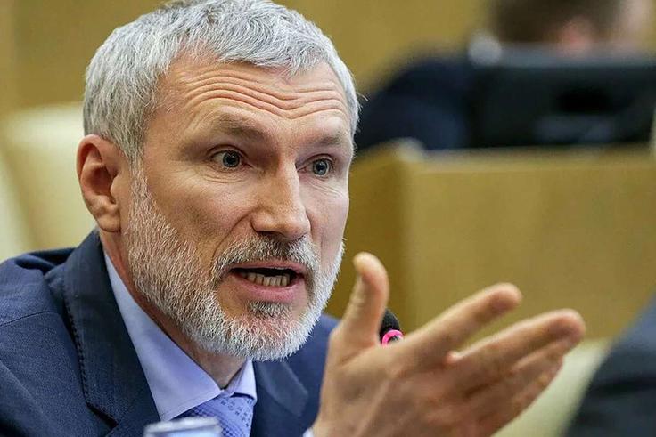 Ruski poslanec Aleksej Žuravljov je znan po svojih nacionalističnih in militantnih stališčih ter pozivih. Pred letom dni je v ruskem parlamentarnem odboru za obrambo zahteval, da morajo biti vsi moški prebivalci Rusije še pred iztekom desetletja pripravljeni na začetek tretje svetovne vojne.  | Foto: Profimedia