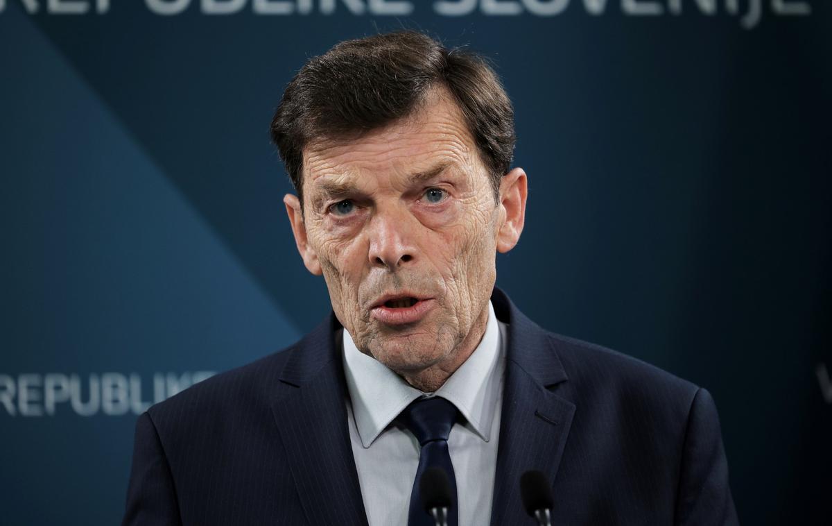 Vinko Logaj | V predlogu novele zakona o organizaciji in financiranju vzgoje in izobraževanja predlagajo, da bi se – tako kot zdaj velja za učbenike – tudi delovni zvezki in delovni učbeniki potrjevali na pristojnem strokovnem svetu. | Foto STA