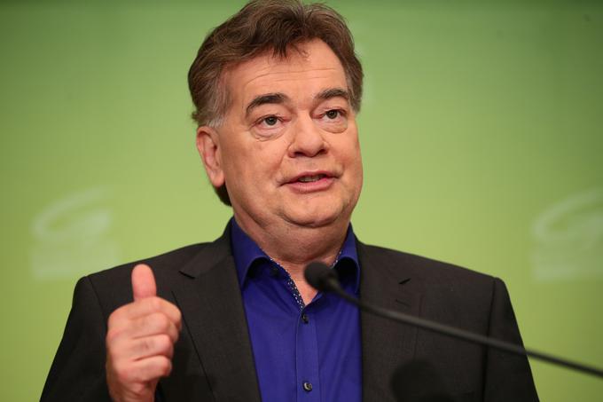 Prvi mož Zelenih Werner Kogler je odločitev za koalicijska pogajanja z ÖVP označil za tvegano dejanje. | Foto: Reuters