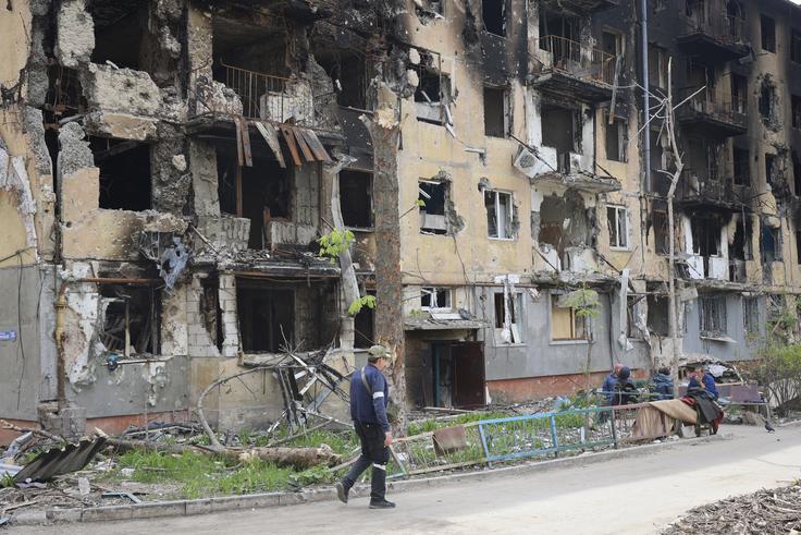 Ruske sile v Mariupolu so bile večkrat tarče obtožb o vojnih zločinih, med drugim zaradi napadov na porodnišnico in gledališče, kjer se je skrivalo več sto civilistov, večinoma žensk in otrok. | Foto: Guliverimage