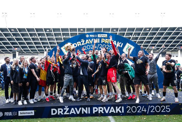 Olimpija je nazadnje proslavljala naslov državnega prvaka lani, ko je zmaje do prvega mesta popeljal Victor Sanchez. | Foto: Aleš Fevžer