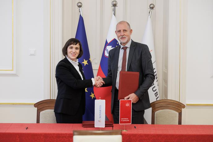 Generalna direktorica Novartisa Petra Štefanič Anderluh in rektor ljubljanske univerze Gregor Majdič. | Generalna direktorica Novartisa Petra Štefanič Anderluh in rektor ljubljanske univerze Gregor Majdič sta podpisala sporazum o strateškem sodelovanju.  | Foto STA