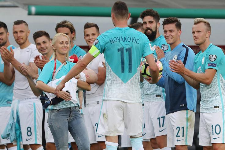 Na krstnem nastopu za reprezentanco je zaploskal Milivoju Novakoviću, ki je odigral zadnjo tekmo v državnem dresu. | Foto: Aleš Fevžer