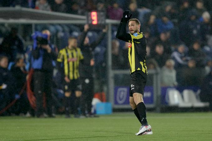 Ko je odšel z igrišča v Zwolleju, je Tim Matavž zaploskal navijačem na tribunah. | Foto: Getty Images