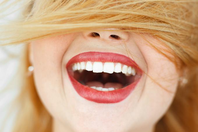 Zobna krema BlanX zahvaljujoč svoji unikatni tehnologiji in posebni sestavi hitro odstrani obarvanje zob in jim da naravno svetel odtenek. | Foto: 