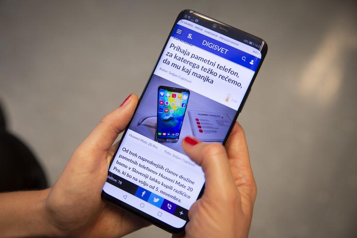 Huawei Mate 20 Pro je bil ob predstavitvi lani oktobra njihov najzmogljivejši pametni telefon. Naslednik, Mate 30 Pro bo imel zmogljivejše komponente, toda odsotnost udobja, ki ga prinaša Googlovo okolje Androida, bo marsikoga utegnilo odvrniti od novinca. | Foto: Bojan Puhek